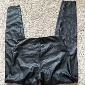 Amazing! Lyssé High Quality Black Faux Leather Textured Leggings Small Pants